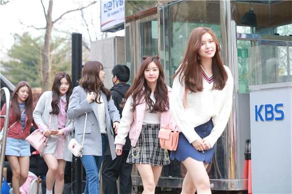 《音乐银行》上班路组图 GFRIEND‧BTOB等亮相