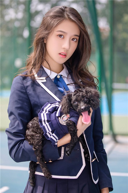 李凯馨开始北电大学生活 与爱犬「亲子装」写真超萌来袭