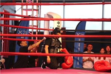黄磊为黄渤整理衣服