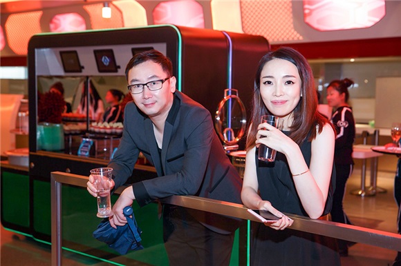 姚婷婷黑礼服优雅干练 与陆川热聊不断