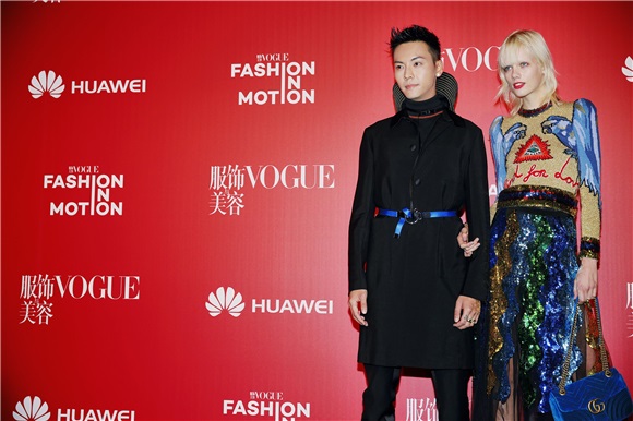 陈伟霆受邀出席《Vogue》庆祝派对 即兴表演引爆全场高潮