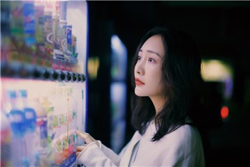 王鸥分享夜景街拍 粉丝：又是被九宫格美颜暴击的一天