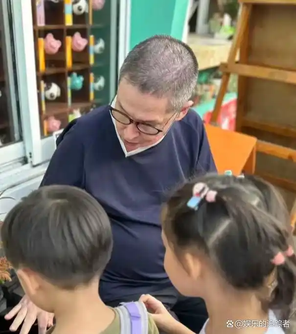 郭碧婷父亲罕晒祖孙合照，向笙向芷复刻妈妈美貌活泼似复制粘贴