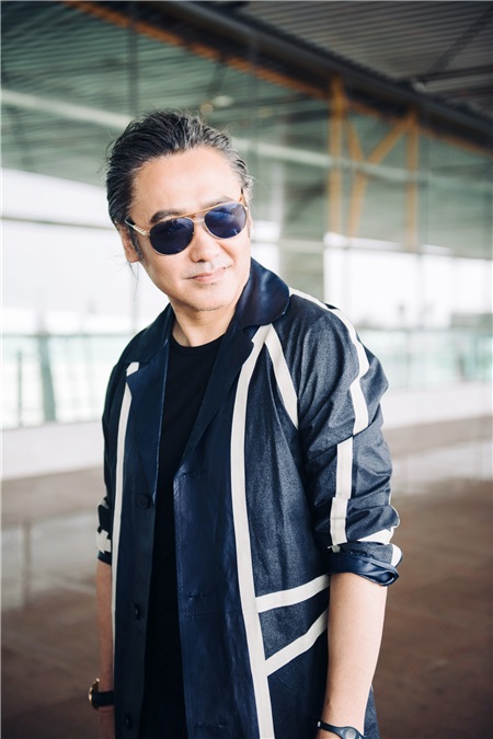 吴秀波启程巴黎男装周 绅士大叔魅力难挡