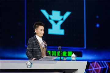 曾新异被梁紫晨“吊打”