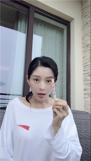 广东天气有多热？王媛可手里的冰棍“说化就化”