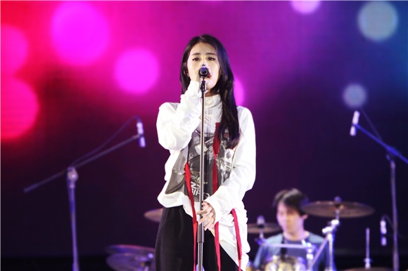 张碧晨鄂尔多斯激情开唱 劲歌热曲嗨翻全场