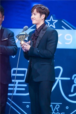 王嘉尔获“年度综艺之星”