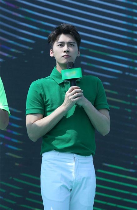 李易峰高温传递绿色活力  暖心护粉贴心获赞