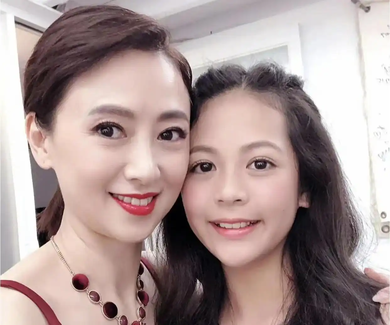 翁虹回应女儿获评 “最美星二代”：“这是她的幸运，也是她的福气”