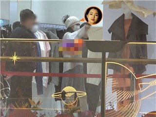 巩俐全副武装戴口罩逛街  携男友人疯狂试衣问意见