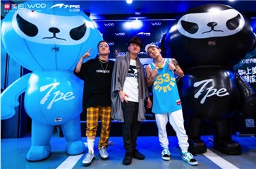 评委HATA BOY、MOON与七波辉人型公仔合影