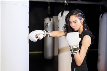张钧甯拳击脏辫个性酷飒  活力性感气场全开