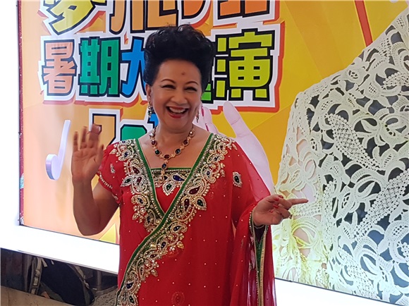 薜家燕出席艺术中心暑期大汇演
徐小鳯
现身支持