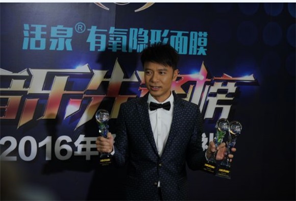 音乐先锋盛典英皇囊括多项大奖 李克勤荣膺最受欢迎歌手