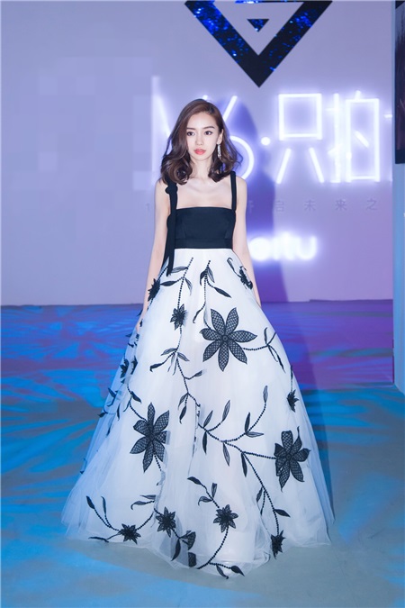 Angelababy黑白礼裙优雅亮相 现场即兴演唱惊艳粉丝
