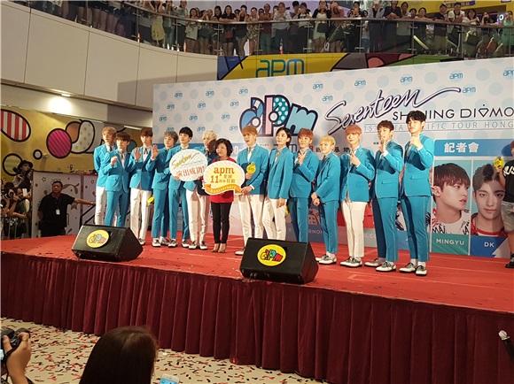韩国新晋人气男团Seventeen首次来港举办粉丝见面会