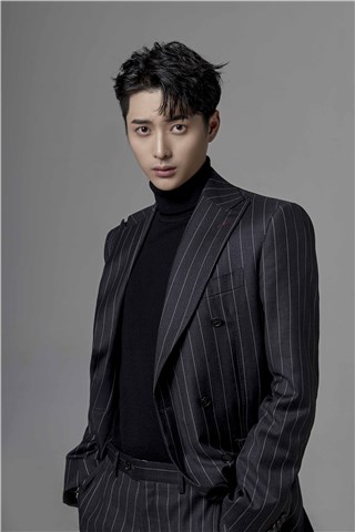 韩承羽最新写真曝光 黑色西装彰显型男气质
