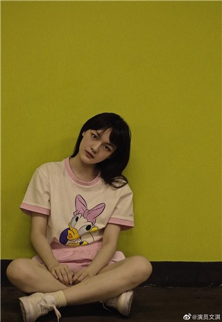文淇晒美图！黄油果绿加回忆粉夏日感满点