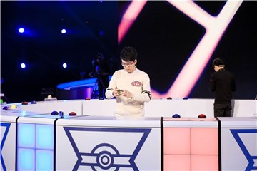 王鹰豪专注拧魔方