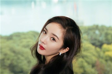 杨幂工作室给自己过生日 大幂幂吐槽：你们戏很多