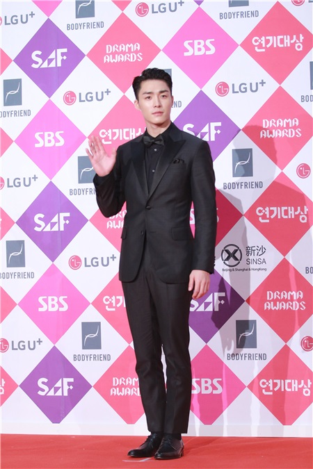 2016sbs演技大赏举行 朴信惠、李准基、IU、李敏镐等出席红毯