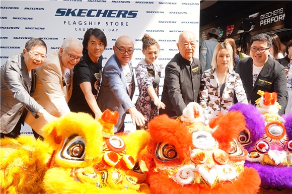 郑伊健与周秀娜出席《SKECHERS旗舰店开幕》