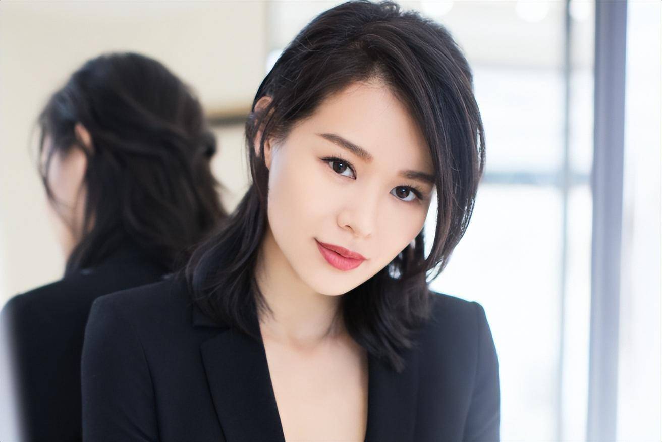胡杏儿晒老公孩子合照疑回应婚变传闻 此前不戴婚戒引热议