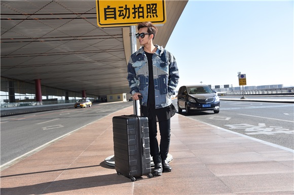 天娱四快男今日抵达洛杉矶 心态自在将出席颁奖礼