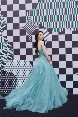 蒋梦婕豆绿色仙女裙亮相活动 微醺纯欲妆撩人心弦