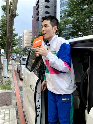 斜线歌王萧敬腾【萧房车】累积突破近千万点击  网友敲碗：萧总不要走