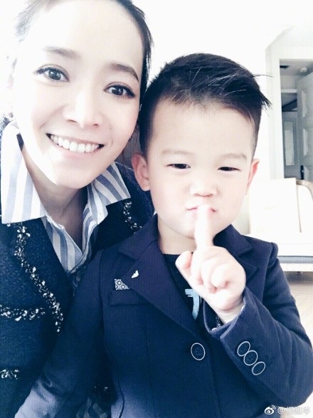 (康)侯佩岑「孕」味渐出 自嘲是高龄产妇
