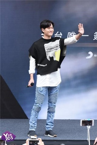 〈Yes 台北现场〉周兴哲新专签唱与粉丝互动不断 透露新年将陪家人度过
