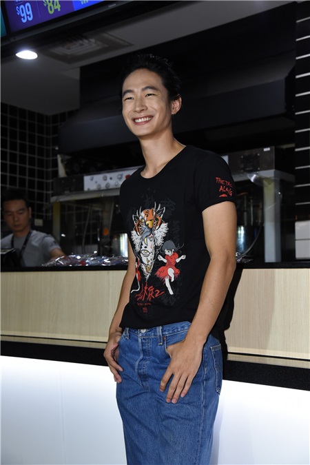 黄河.许伟宁宣传恐怖电影《红衣小女孩2》现身影城担任七夕情人节一日店长