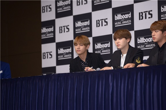 BTS Billboard获奖纪念记者会 Jin世界级帅脸获认证