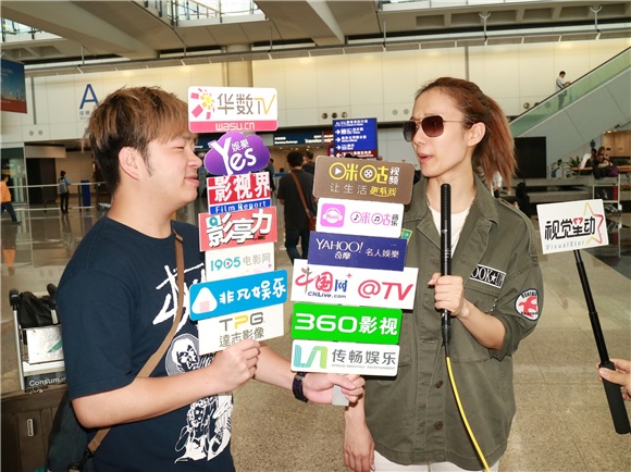 〈Yes 香港现场〉王君馨现身香港机场  透露正在筹备婚礼