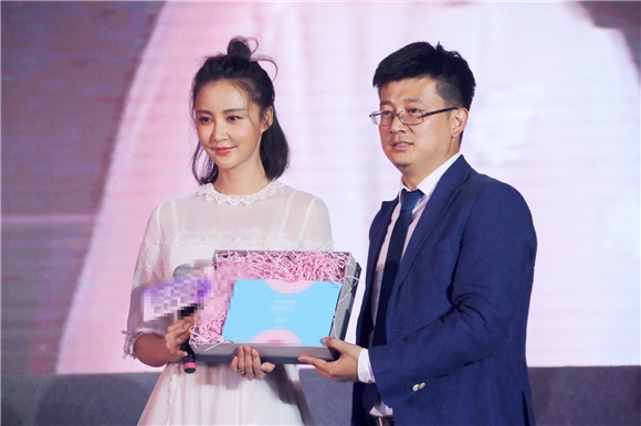 张歆艺丸子头亮相元气十足 嘟嘴搞怪表情包齐上线