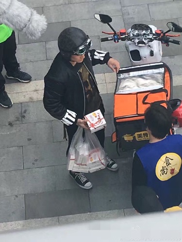 蒋劲夫路透扮外卖小哥 网友：好想吃他送的盒饭
