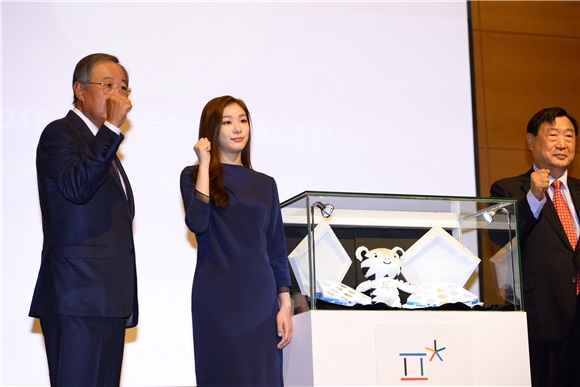 金妍儿助阵冬奥会活动 再现优雅女王POSE