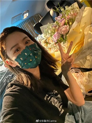 林峰接机带鲜花爱妻不忘浪漫  张馨月幸福直呼:疲惫瞬间消失
