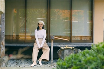 王鸥秋日休闲美照曝光 戴贝雷帽金边眼镜很文艺