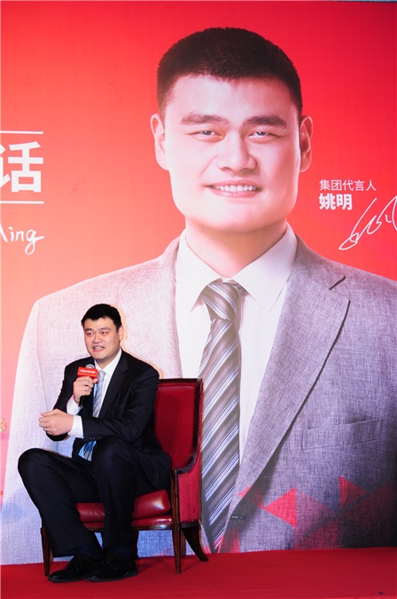 姚明出席某英语培训机构代言活动 大姚西装革履侃侃而谈