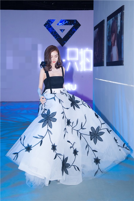Angelababy黑白礼裙优雅亮相 现场即兴演唱惊艳粉丝