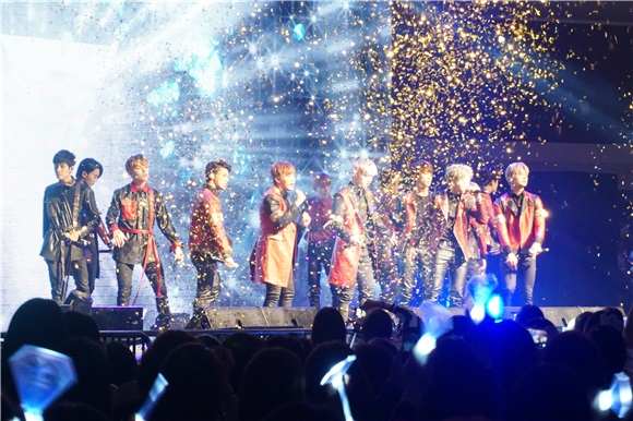韩国13人男团Seventeen演唱会