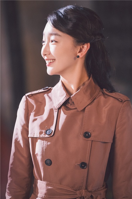 《麻雀》周冬雨制服造型曝光 帅气与柔美并存