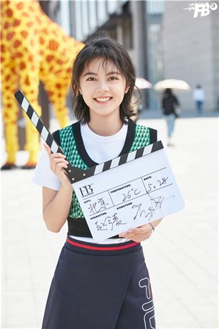 赵今麦夏日写真曝光 清新自然活力满满
