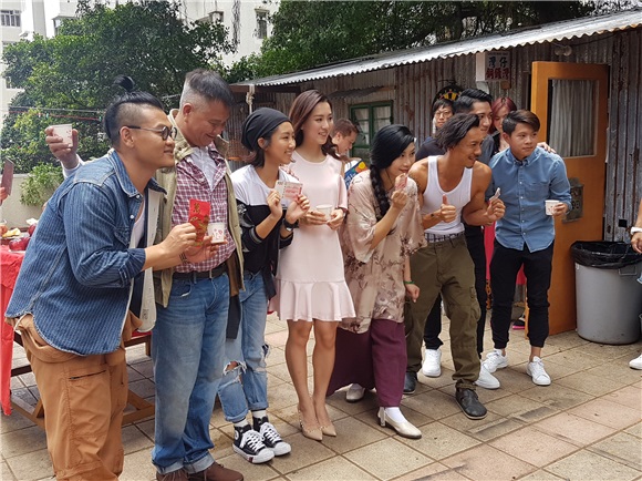万梓良、吴家丽、张继聪、白只等电影《》今晚打丧尸》举行开镜拜神仪式