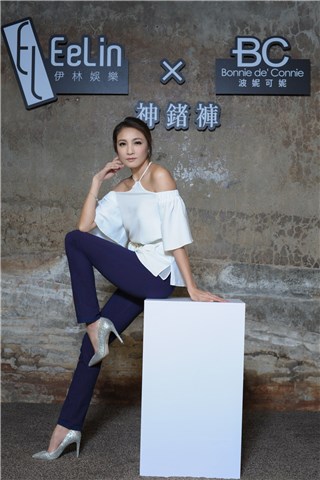 名模陈思璇大放送美腿保养法 冬季照秀大长腿