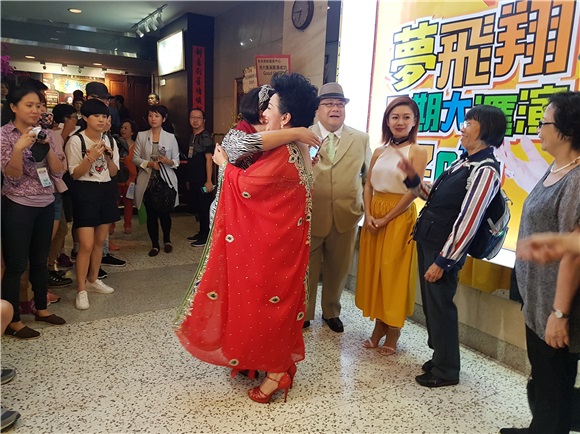 薜家燕出席艺术中心暑期大汇演
徐小鳯
现身支持