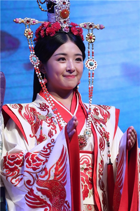 张含韵玩穿越脸圆似福娃显呆萌 张一山古装显丑、沈梦辰灿笑露双下巴